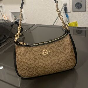 Teri Shoulder Bag In Signature Canvas